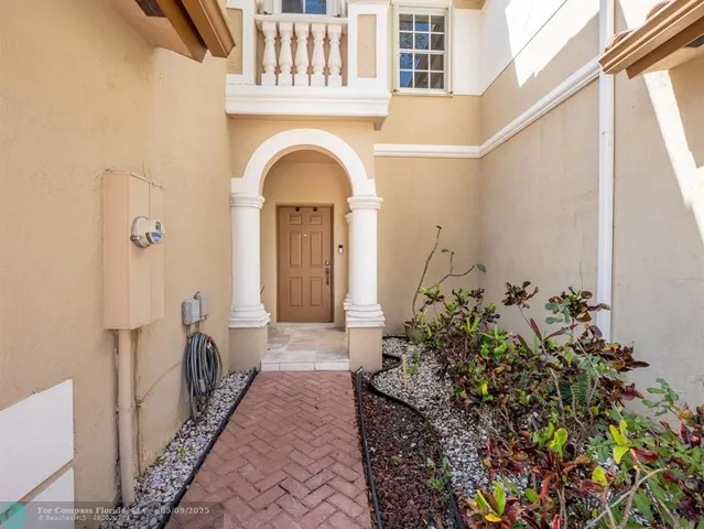 a view of entryway with garden