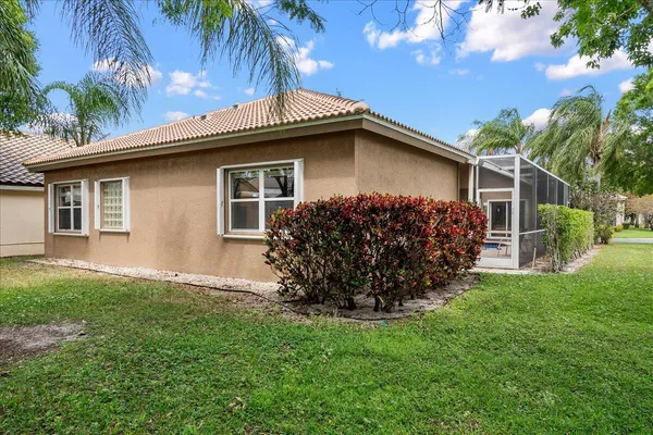a view of a house with a yard