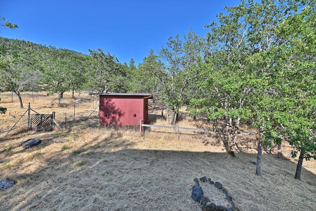 7400 Hugo Road Grants Pass, OR 97526 - Photo 37 of 48 DSC_4332
