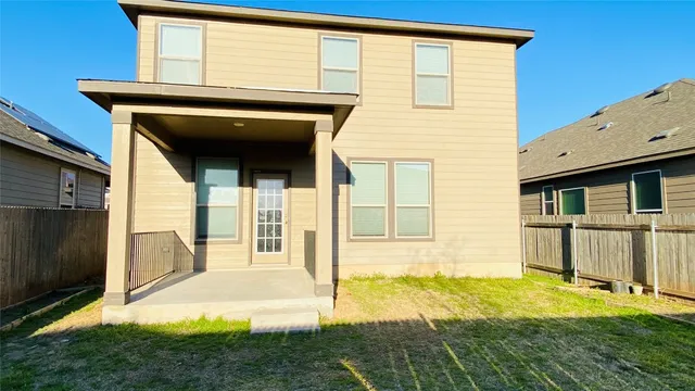 a view of a house with backyard