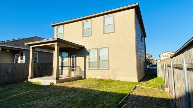 a view of a house with backyard