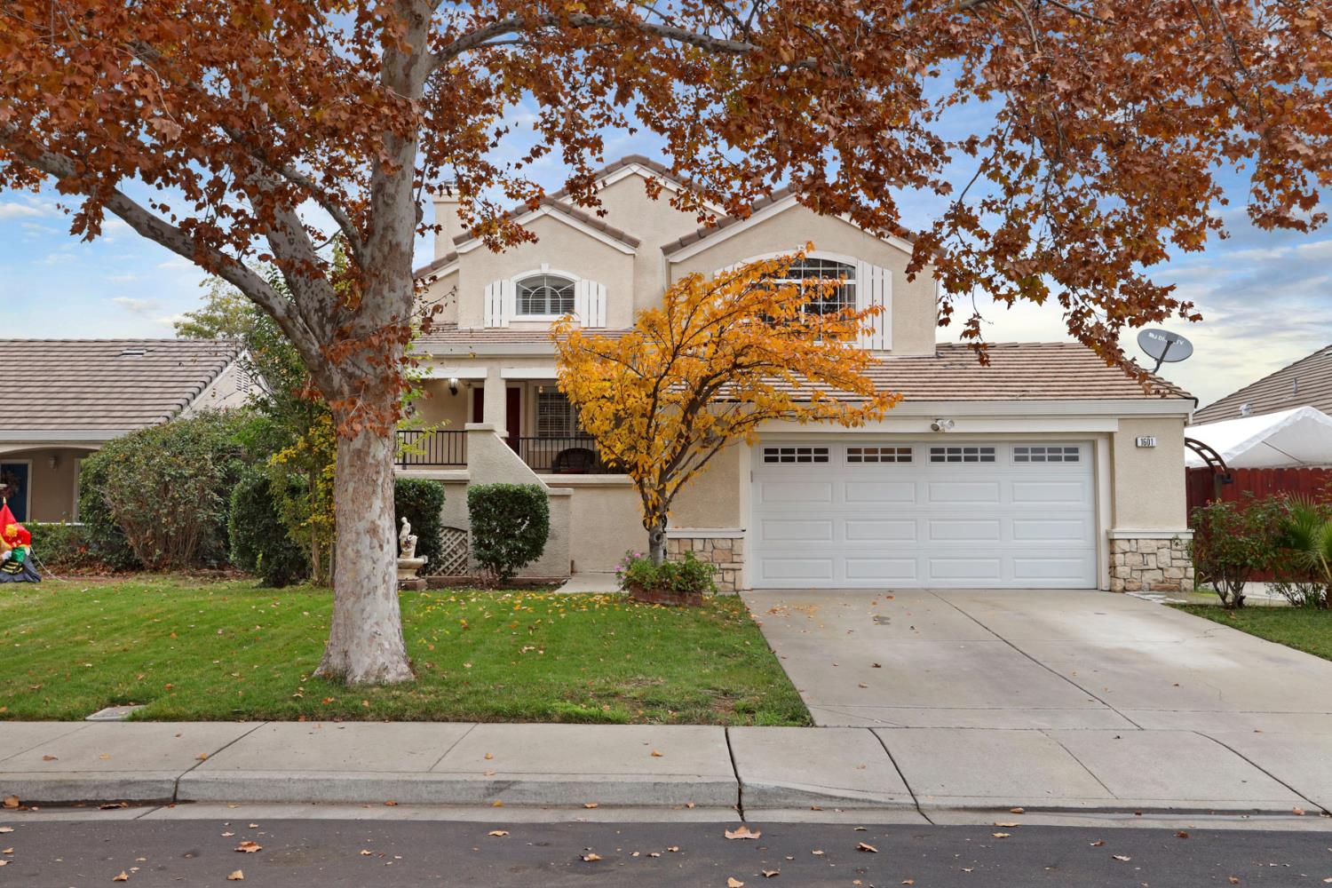 a front view of house with garage and yard