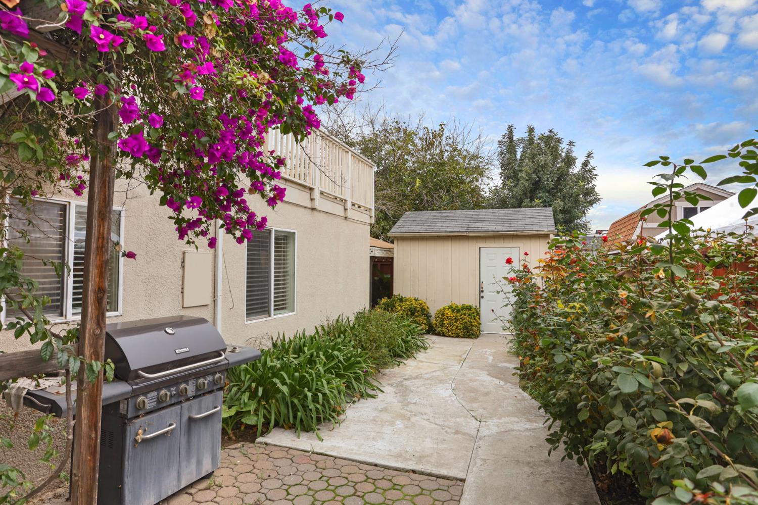 1601 Spring Court Tracy, CA 95376 - Photo 41 of 49 a front view of a house with yard