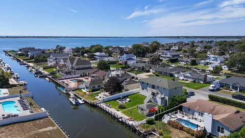 $1,395,000 | 15 Marlin Road, East Quogue, NY 11942
