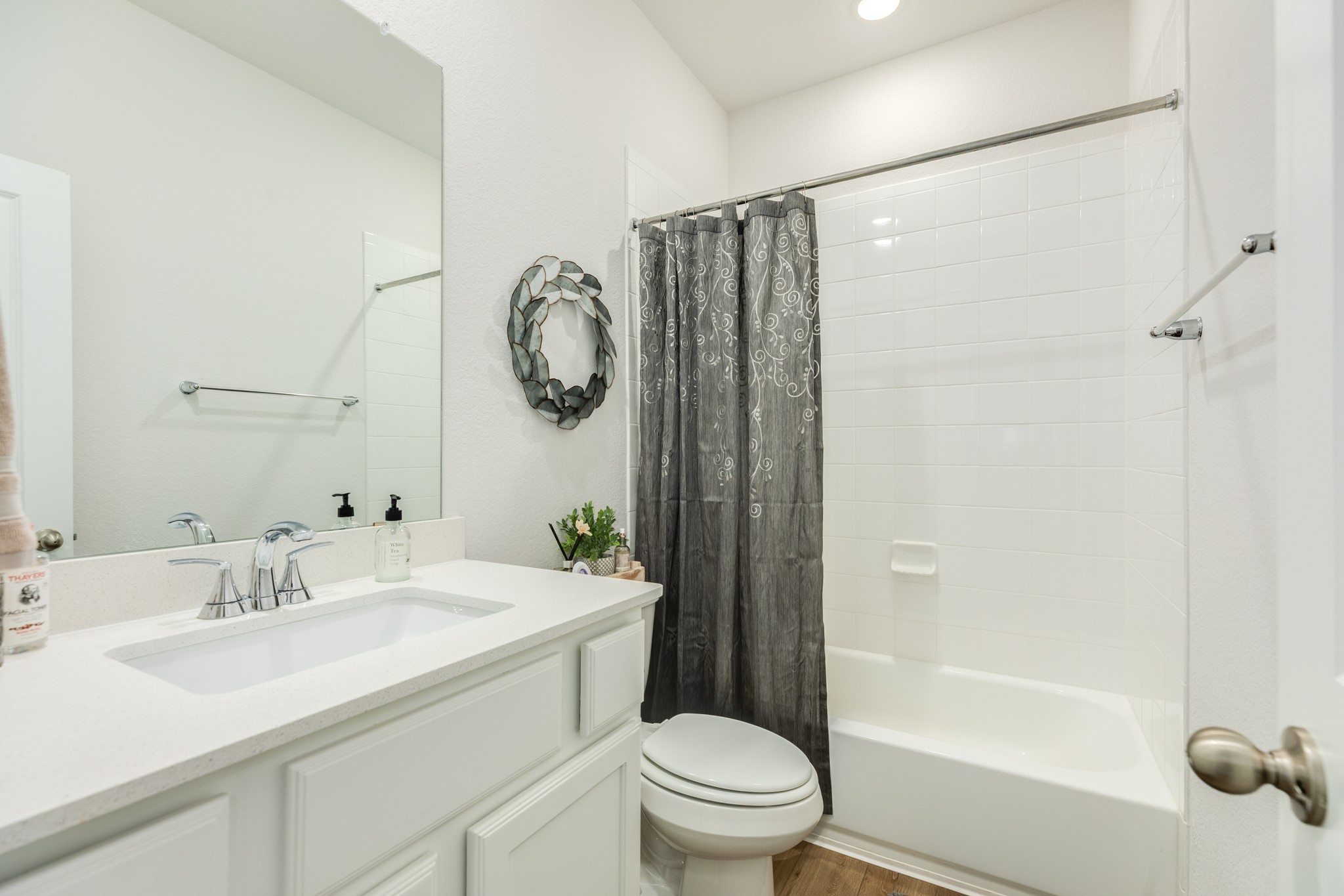 4010 Shackleton Court Iowa Colony, TX 77583 - Photo 25 of 31 Adjacent full bathroom from bedroom 4