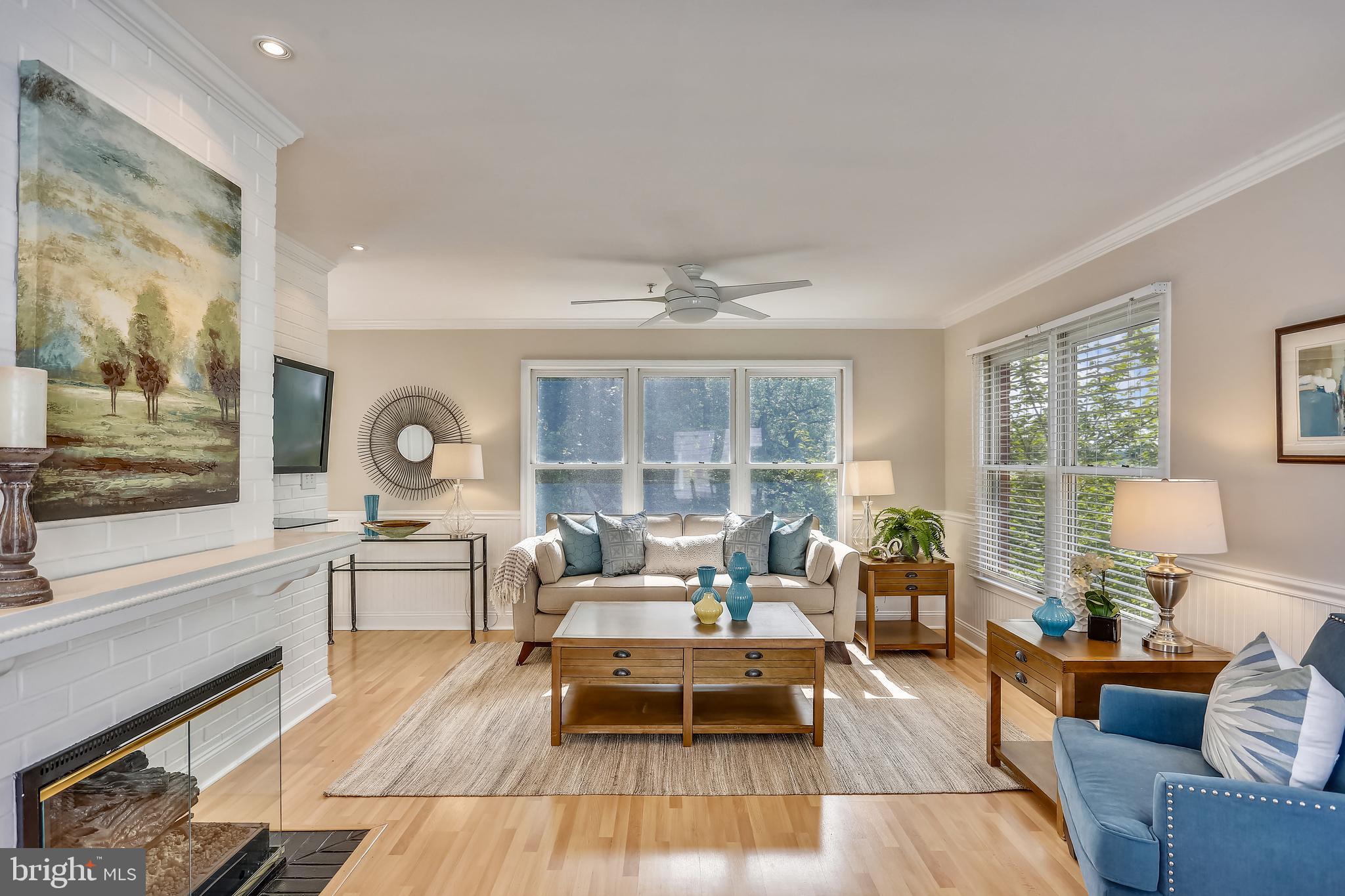102 Ridgepoint Place Gaithersburg, MD 20878 - Photo 2 of 57 Gorgeous main level living area