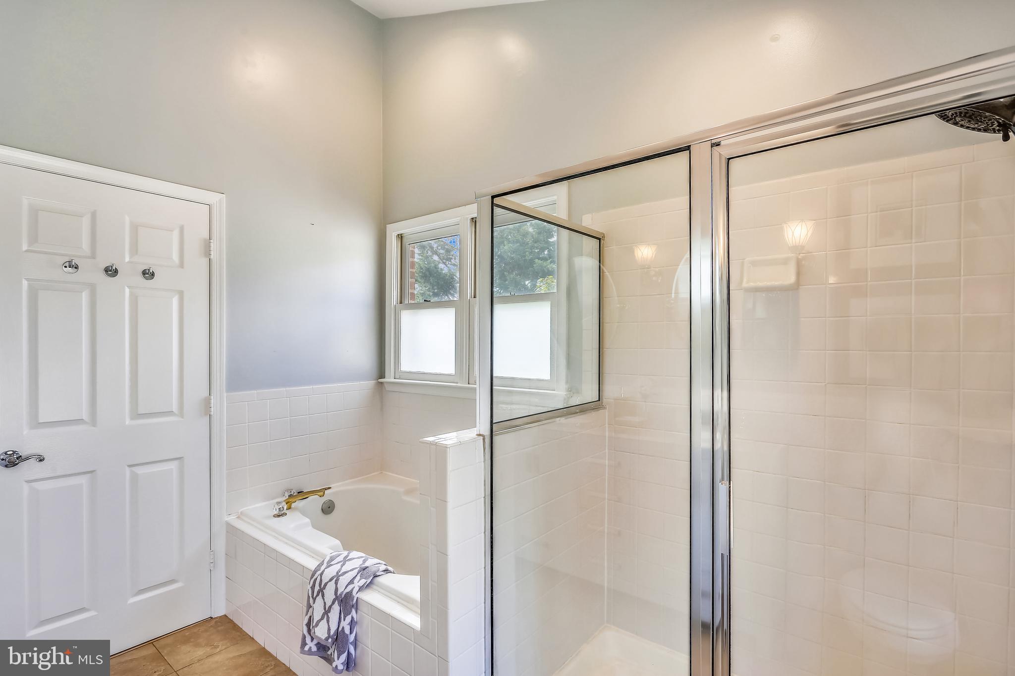 102 Ridgepoint Place Gaithersburg, MD 20878 - Photo 22 of 57 Spa-like en-suite owners-bath