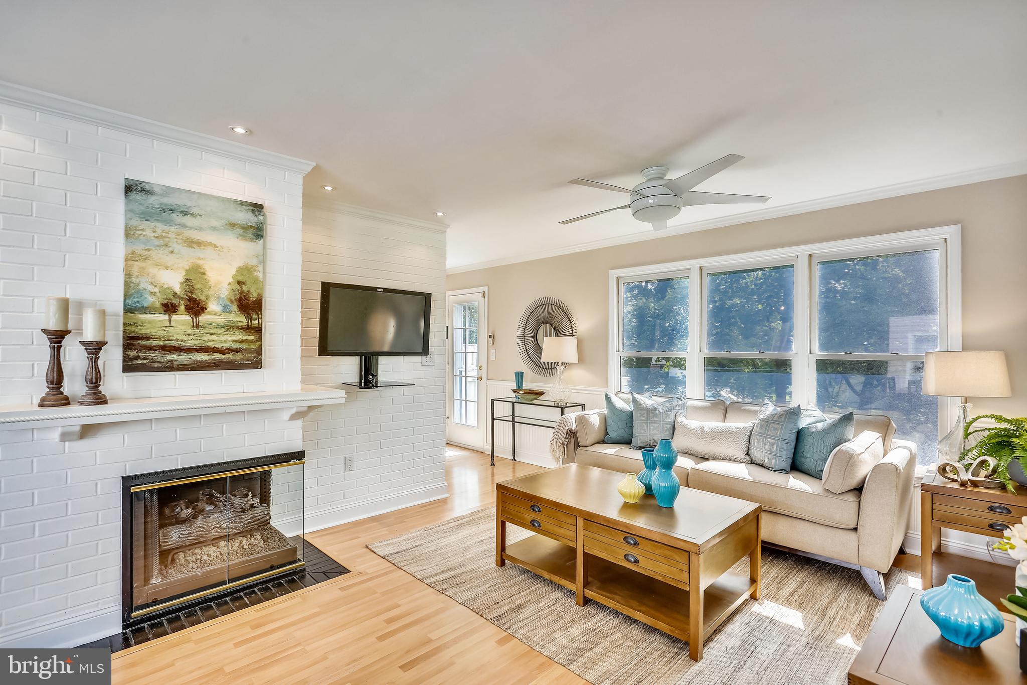 102 Ridgepoint Place Gaithersburg, MD 20878 - Photo 4 of 57 Living room area w/wall of windows & gorgeous view