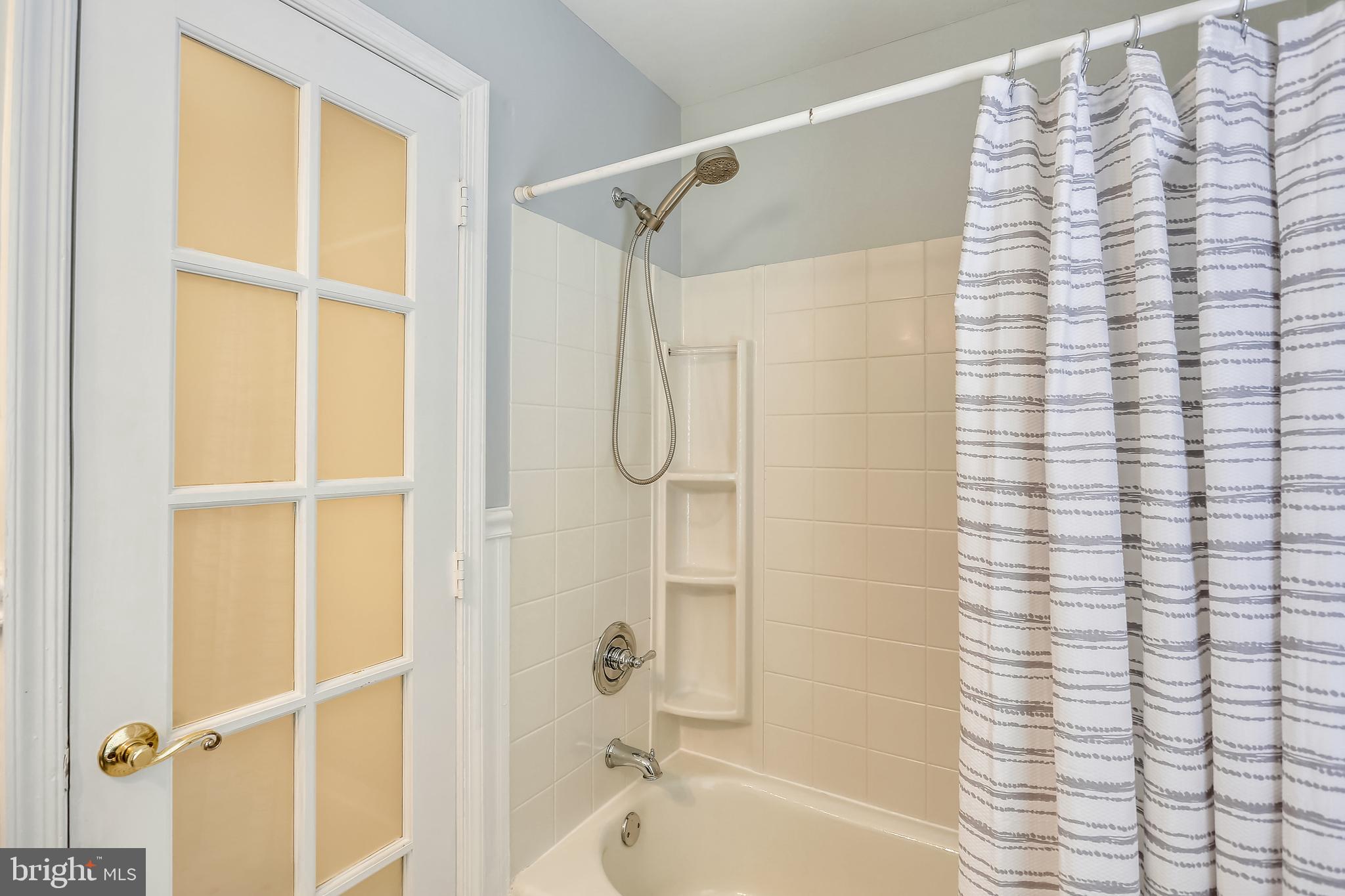 102 Ridgepoint Place Gaithersburg, MD 20878 - Photo 35 of 57 Renovated entry level full bath