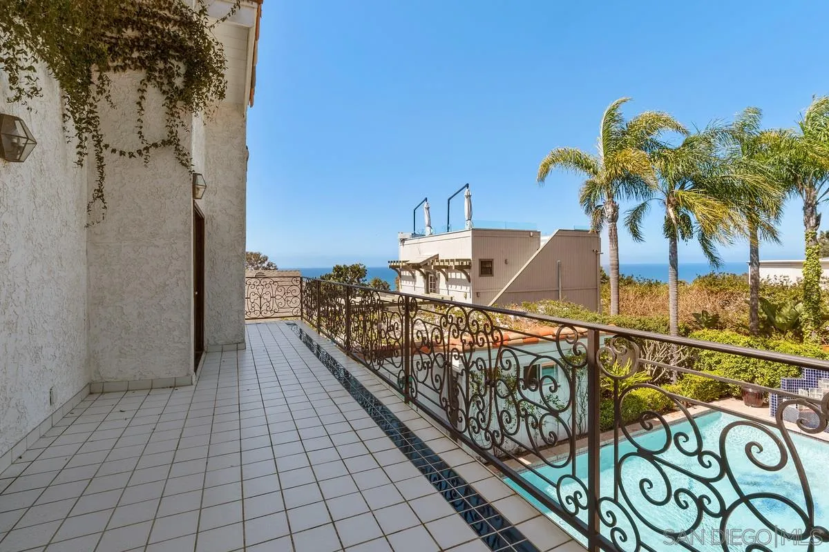 2070 De Mayo Road Del Mar, CA 92014 - Photo 24 of 43 a view of balcony with a potted plant