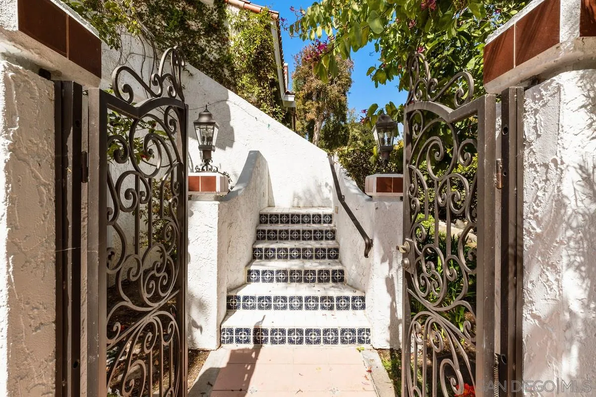 2070 De Mayo Road Del Mar, CA 92014 - Photo 5 of 43 a view of entryway with a front door