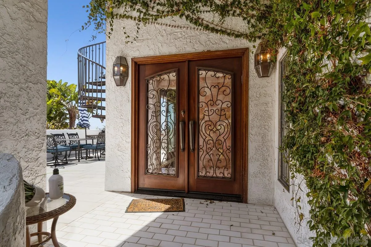 2070 De Mayo Road Del Mar, CA 92014 - Photo 6 of 43 a front view of a house