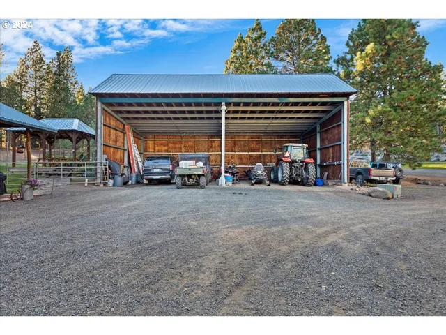 a view of kitchen and dining area with furniture