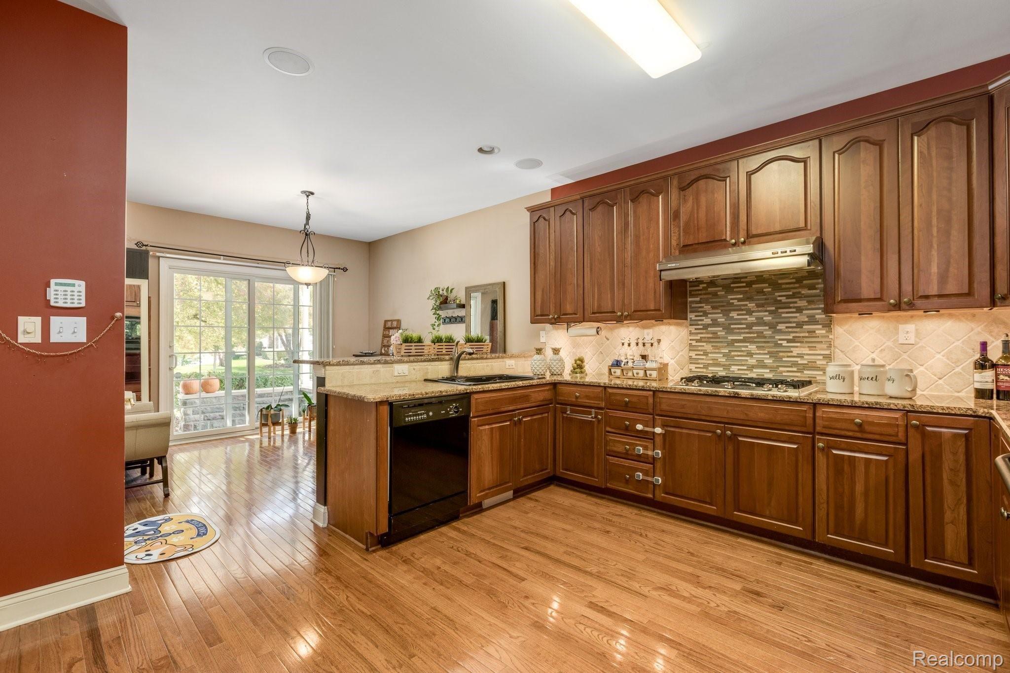 24934 Reeds Pointe Drive Novi, MI 48374 - Photo 16 of 55 21-web-or-mls-24934 Reeds Pointe Drive, Novi0012.jpg