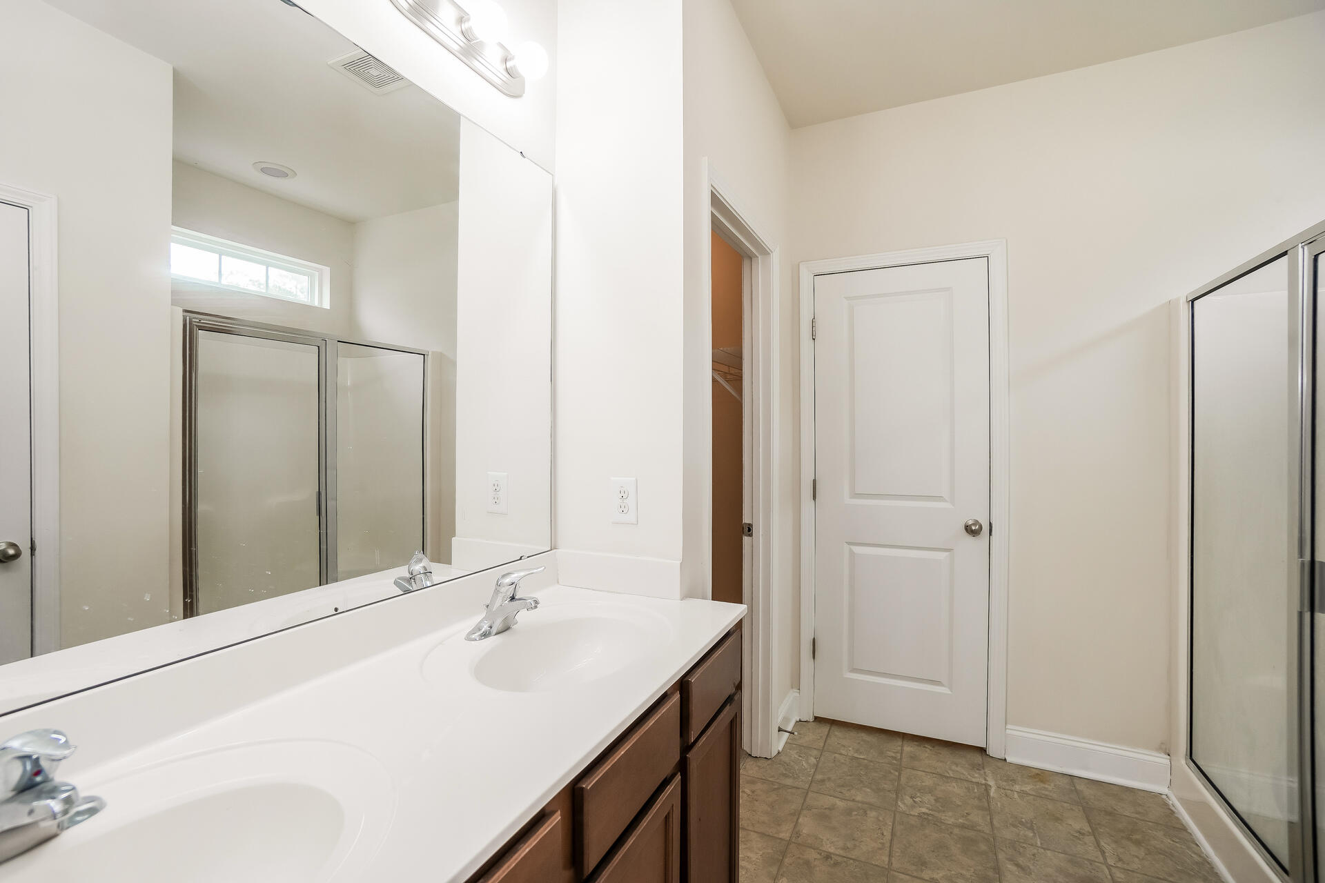 350 Spectrum Road Summerville, SC 29486 - Photo 9 of 17 11-photo-Main-Bathroom-7430cfa0-a91e-4aa