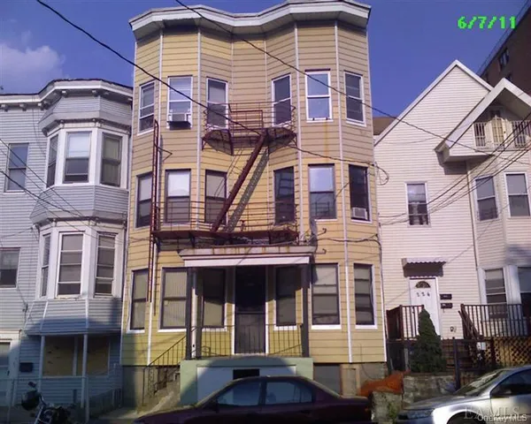 $1,525 | 222 Buena Vista Avenue, Unit 1R, Yonkers, NY 10701