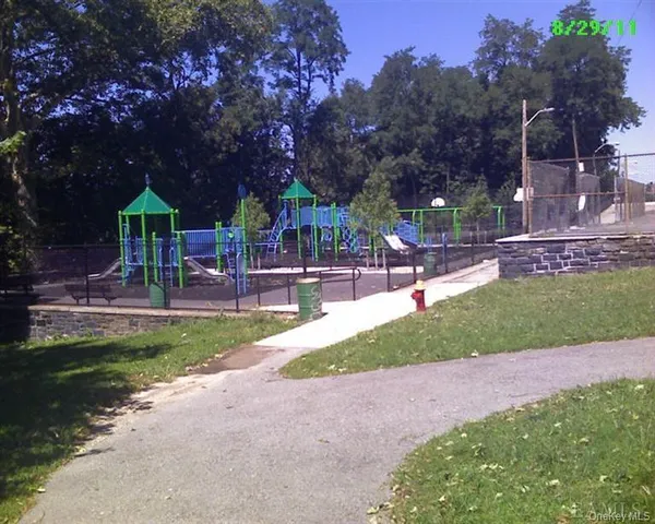 $1,525 | 222 Buena Vista Avenue, Unit 1R, Yonkers, NY 10701