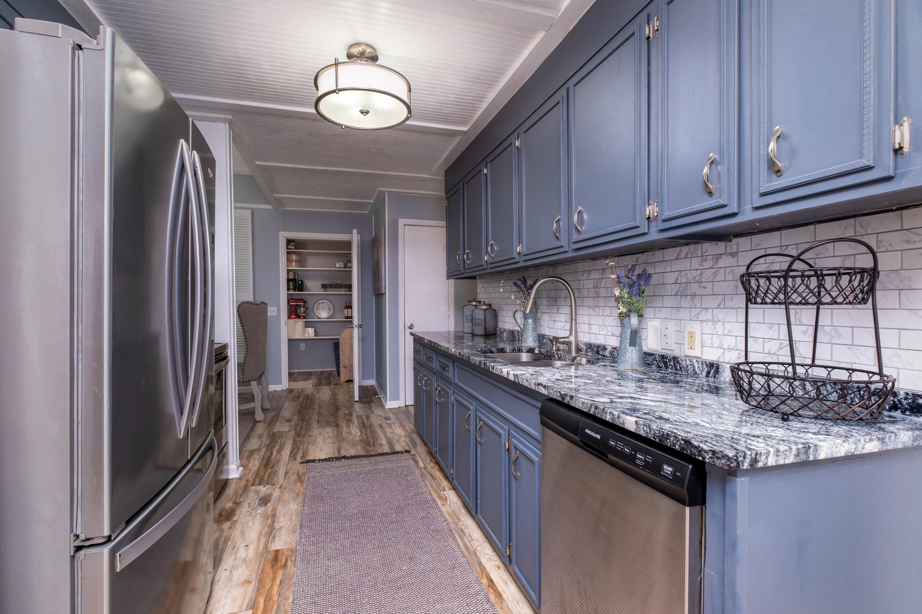 2046 James Loop Road Manning, SC 29102 - Photo 28 of 48 NEW SUBWAY TILE BACKSPLASH