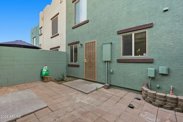 a view of a back yard