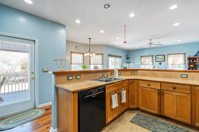 $979,000 | 642 South 4th Avenue, Kure Beach, NC 28449