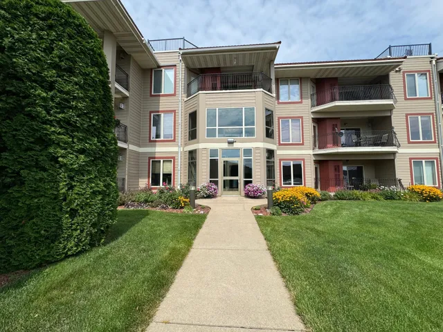 $295,000 | 1401 North Lakeshore Drive, Unit 209, Lake City, MN 55041