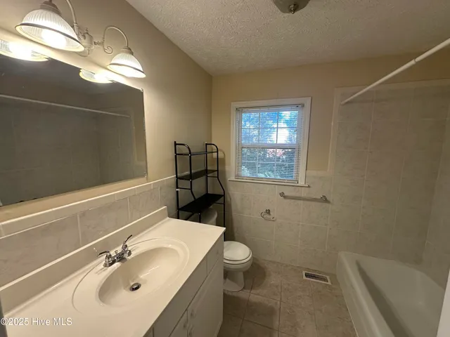 $1,550 | 422 East Leonard Street, Unit B, Southport, NC 28461