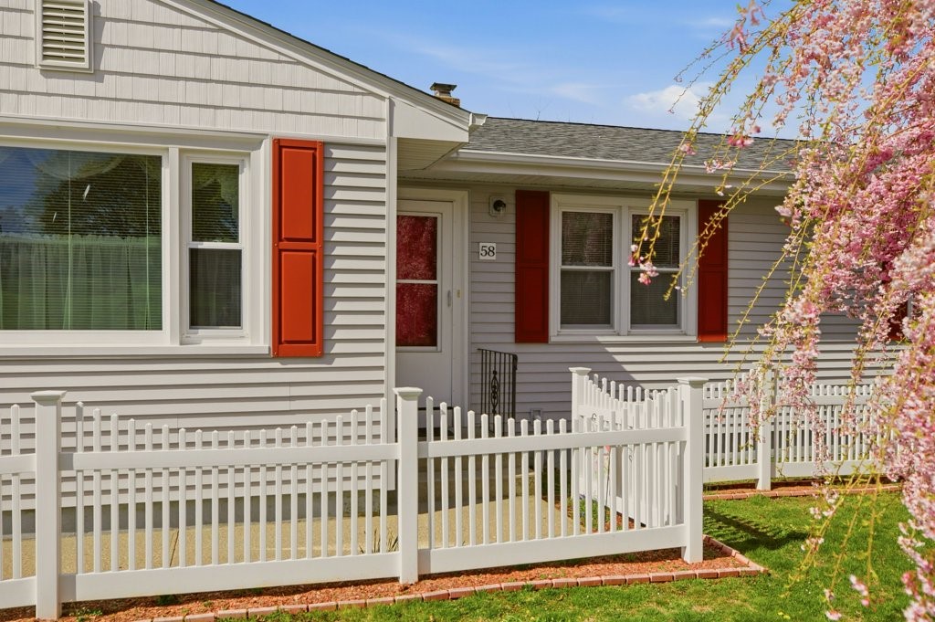 58 Redwood Road Portsmouth, RI 02871 - Photo 3 of 31