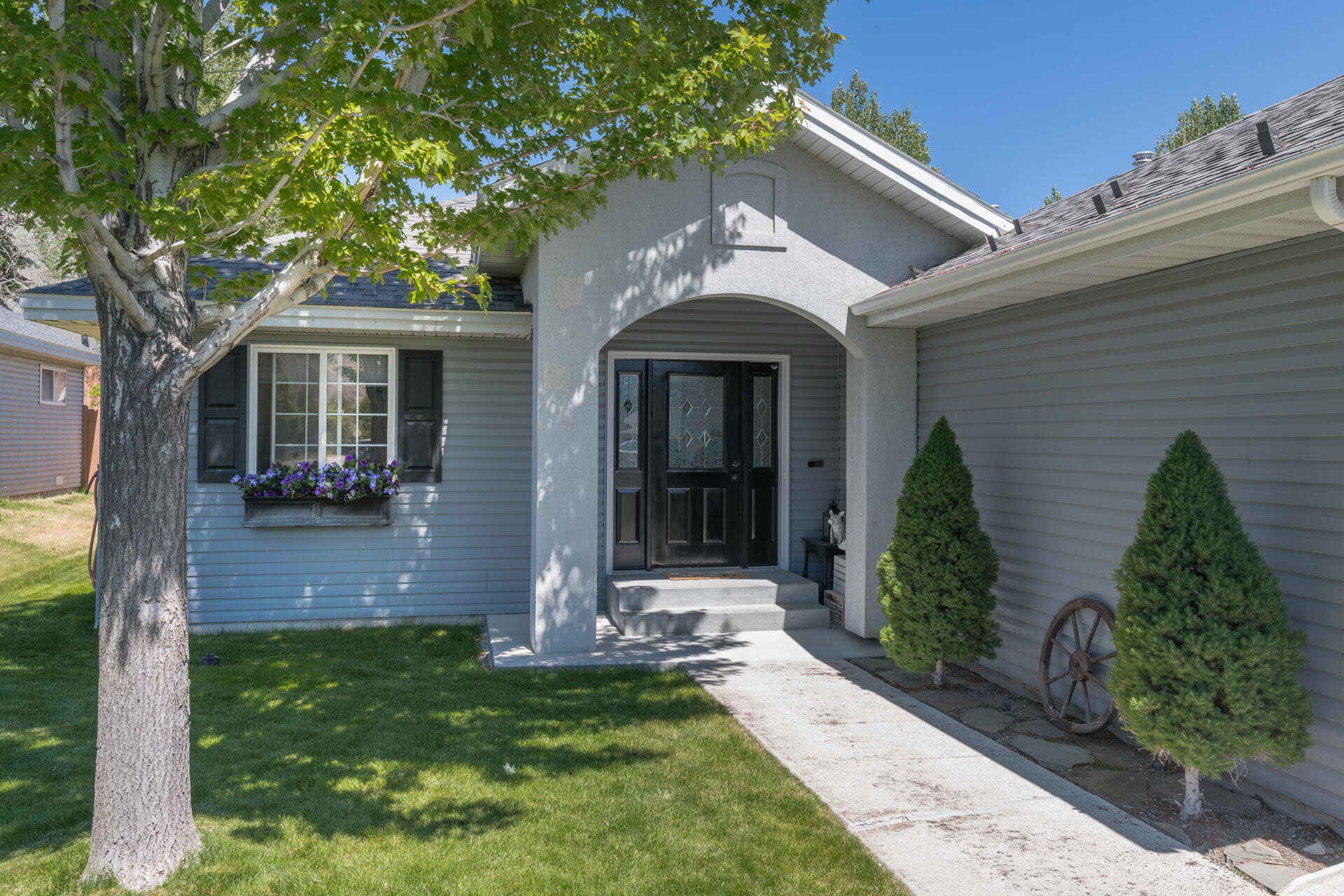201 9th Street Bellevue, ID 83313 - Photo 2 of 21 Entry