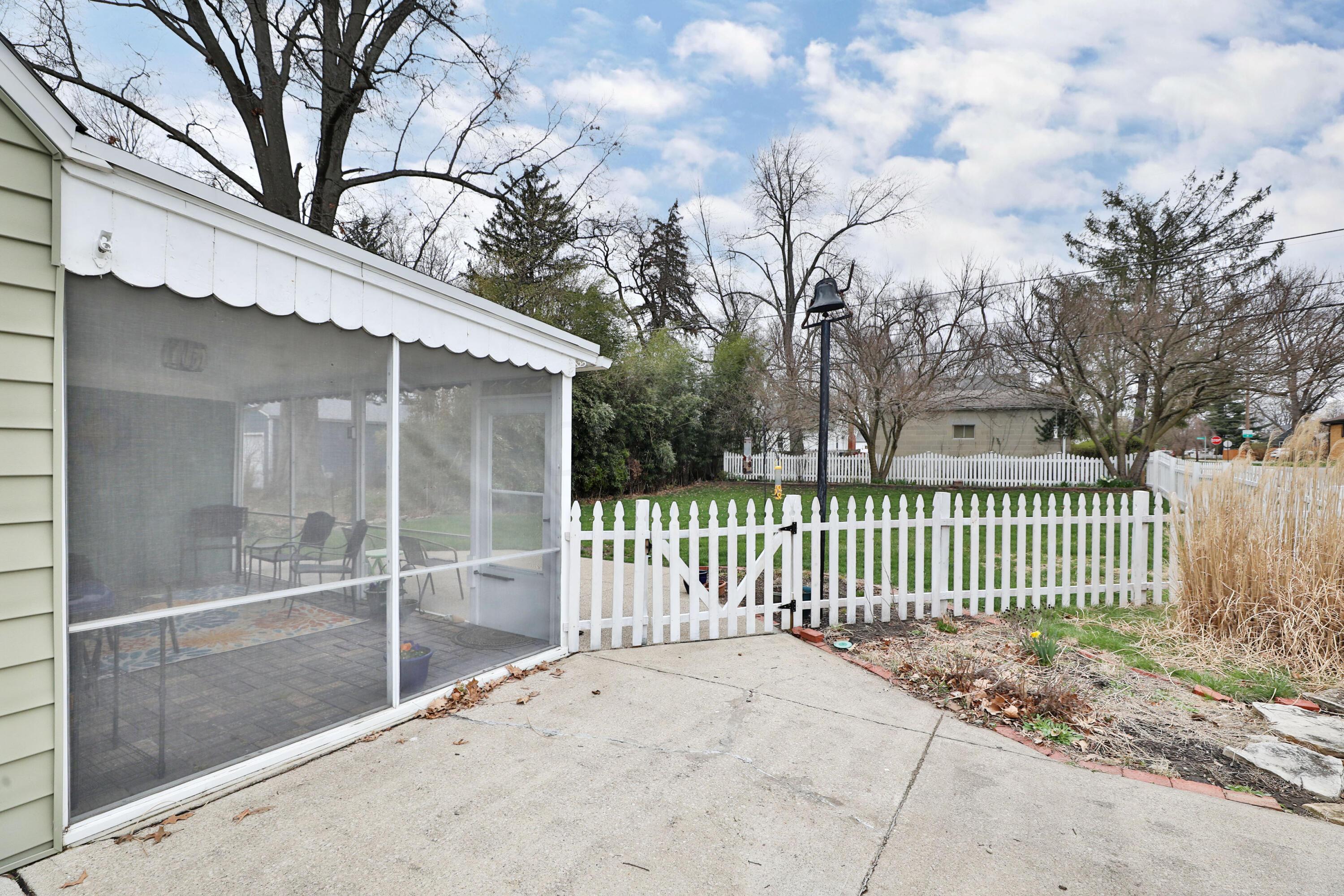 390 East Beaumont Road Columbus, OH 43214 - Photo 45 of 52 Screened-in porch