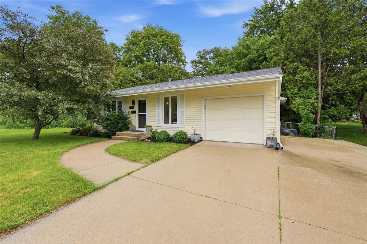 409 Topaz Lane Madison, WI 53714 - Photo 4 of 49