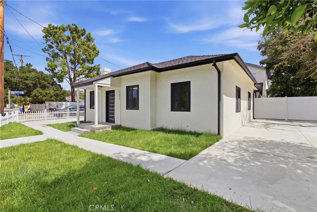 10012 Plainview Avenue Tujunga, CA 91042 - Photo 4 of 36 Right Side