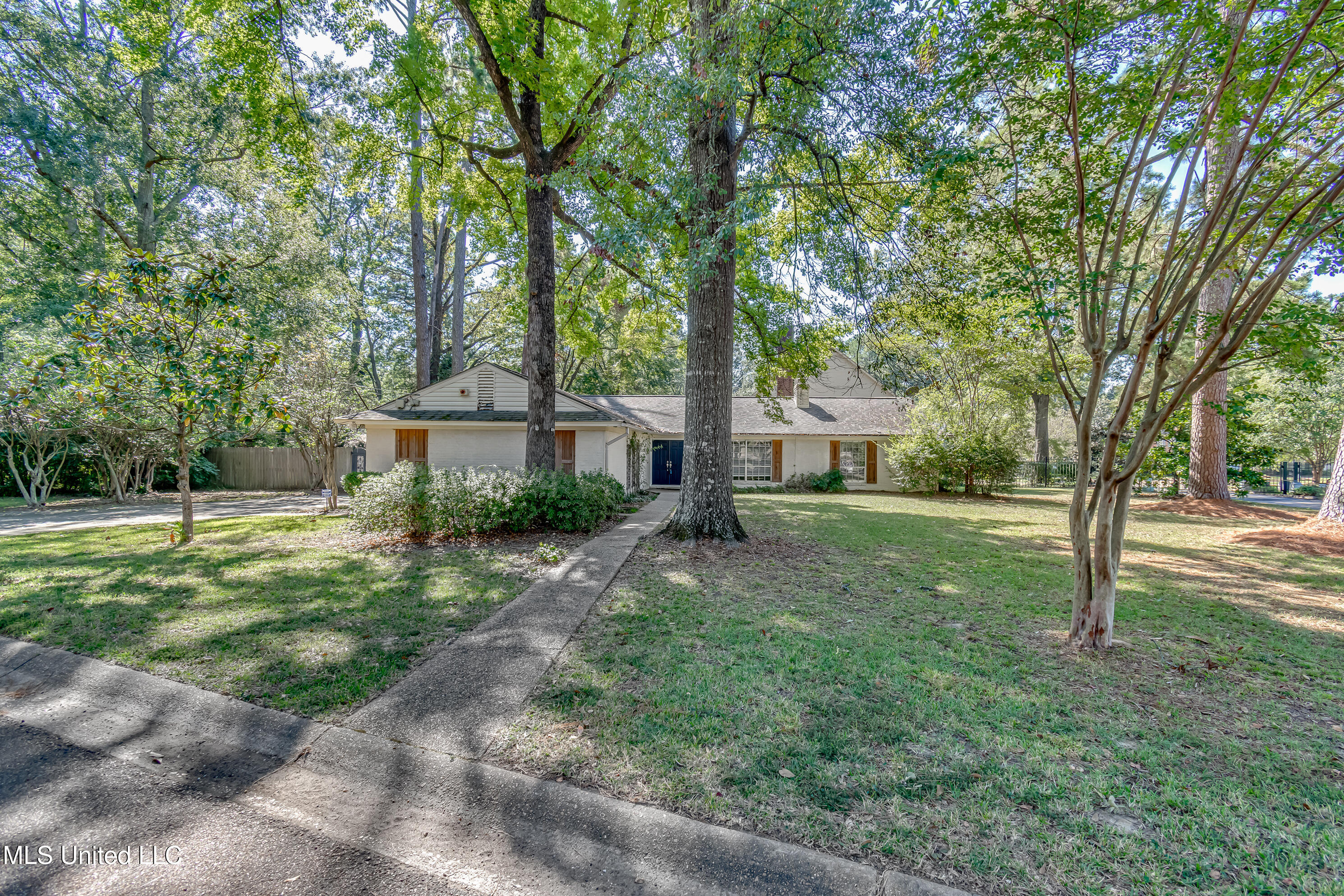 5207 Reddoch Drive Jackson, MS 39211 - Photo 2 of 58 5207 Reddock Dr-5