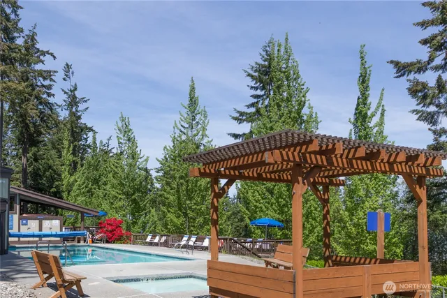 an aerial view of a tennis ground