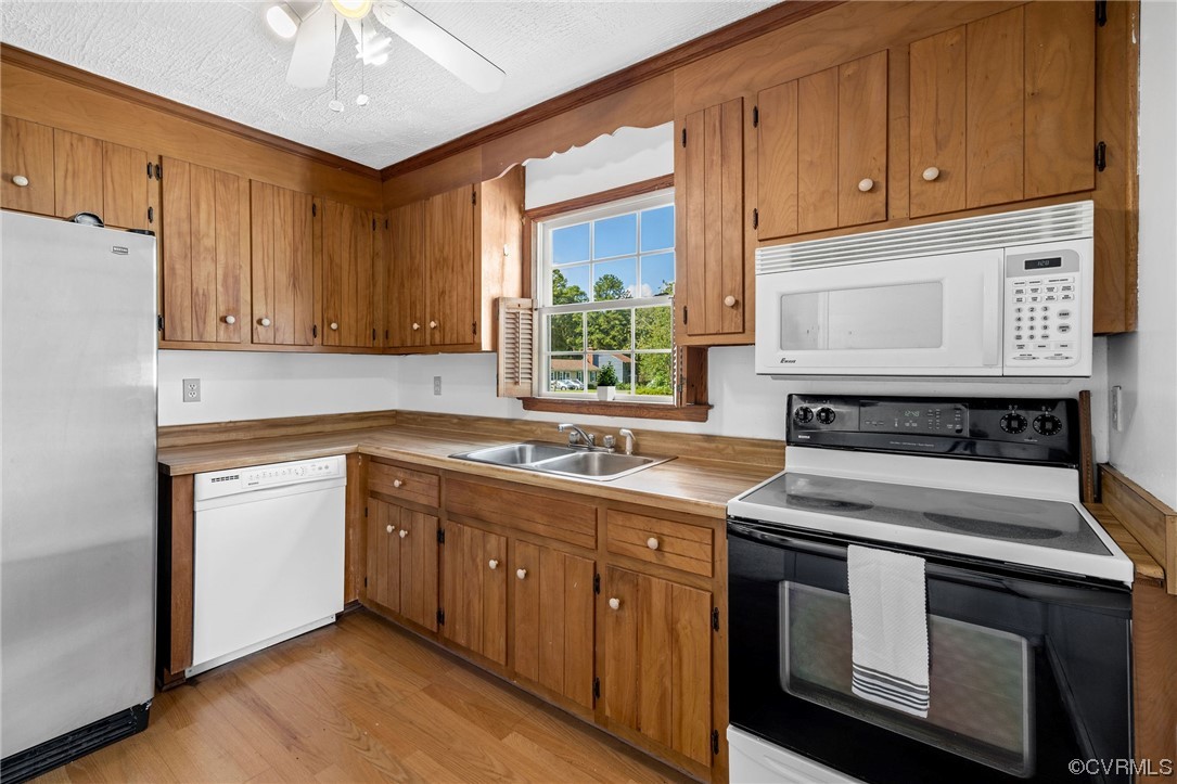 4841 Wilconna Road Chesterfield, VA 23832 - Photo 20 of 34 a kitchen with a sink stove and cabinets