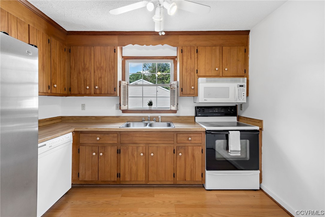 4841 Wilconna Road Chesterfield, VA 23832 - Photo 4 of 34 a kitchen with a stove and a sink