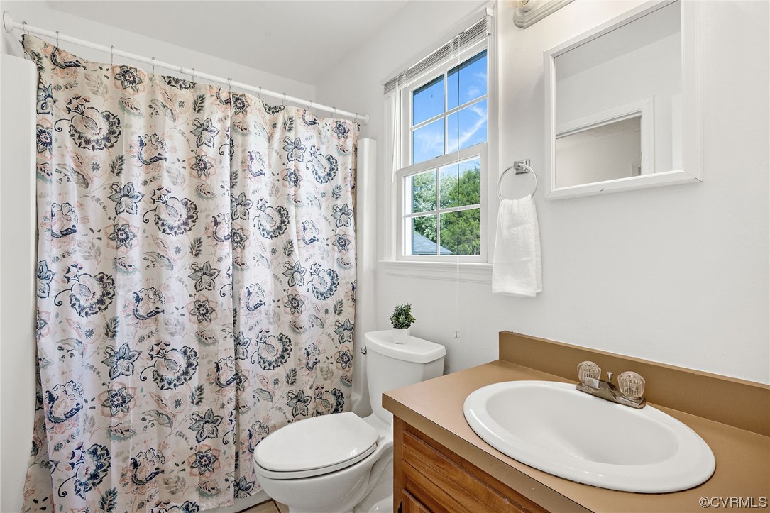 4841 Wilconna Road Chesterfield, VA 23832 - Photo 8 of 34 a bathroom with a sink toilet and a mirror