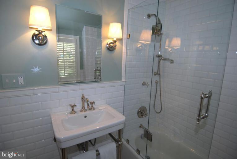 5001 34th Road North Arlington, VA 22207 - Photo 17 of 30 Another View of Bedroom Level Full Bath!