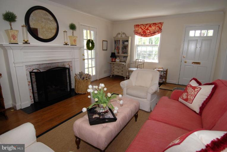5001 34th Road North Arlington, VA 22207 - Photo 3 of 30 Living Room features Hardwood Floors!