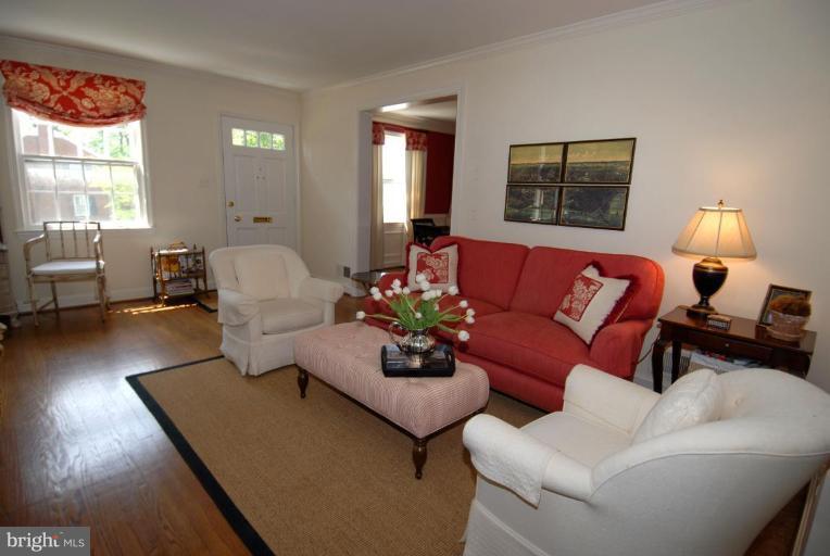 5001 34th Road North Arlington, VA 22207 - Photo 4 of 30 Light and Bright Home!