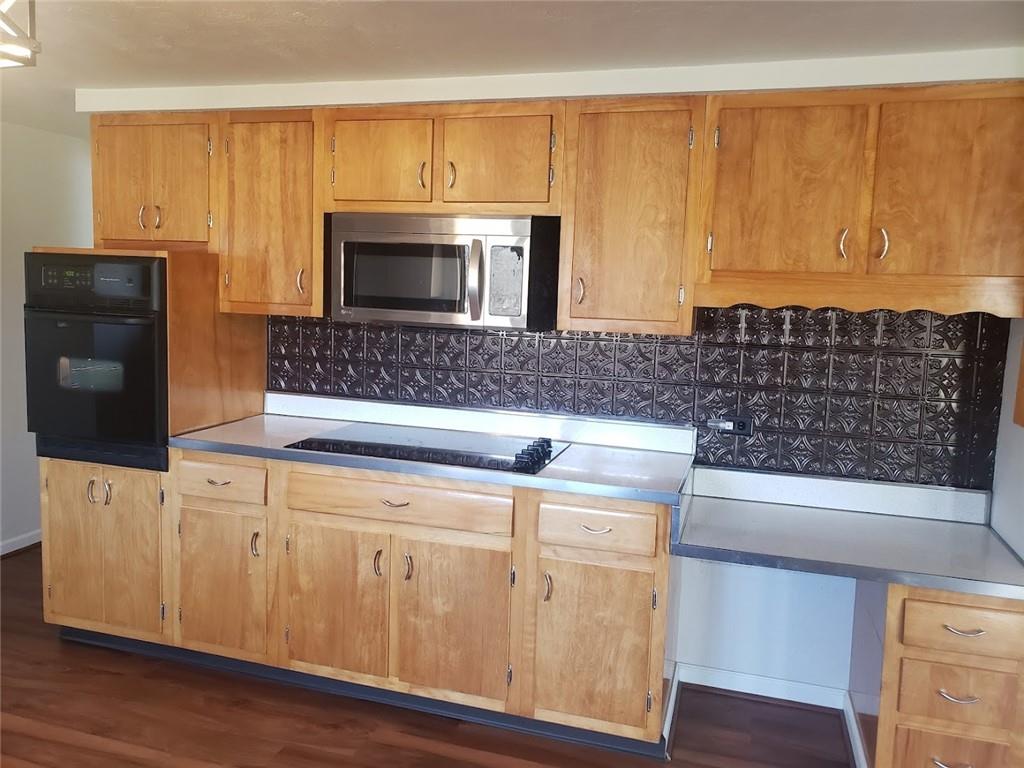 161 North Benbrook Road Butler, PA 16001 - Photo 8 of 25 a kitchen with granite countertop a stove and a microwave oven