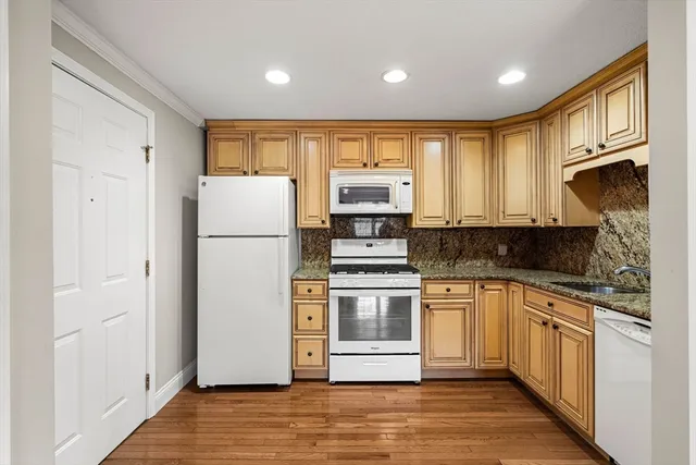 $2,400 | 305 Pine Street, Unit 8, Lowell, MA 01851