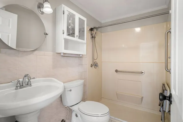 $2,400 | 305 Pine Street, Unit 8, Lowell, MA 01851