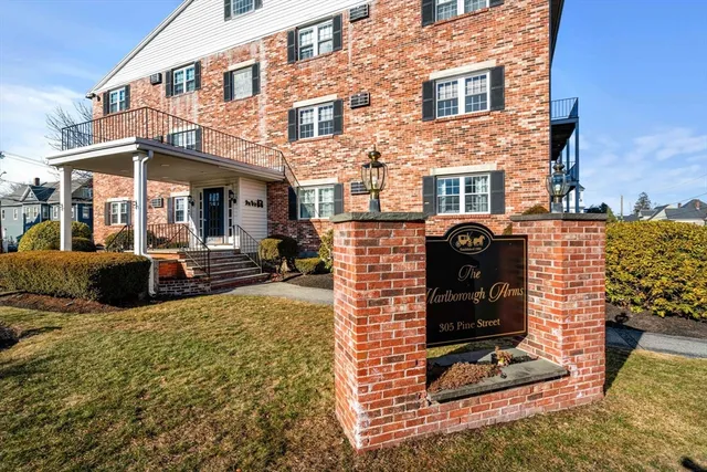 $2,400 | 305 Pine Street, Unit 8, Lowell, MA 01851