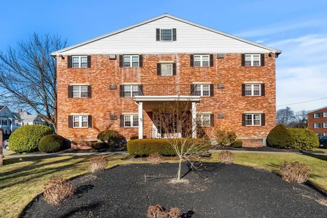 $2,400 | 305 Pine Street, Unit 8, Lowell, MA 01851