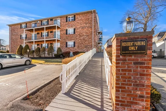 $2,400 | 305 Pine Street, Unit 8, Lowell, MA 01851