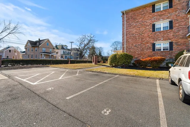 $2,400 | 305 Pine Street, Unit 8, Lowell, MA 01851