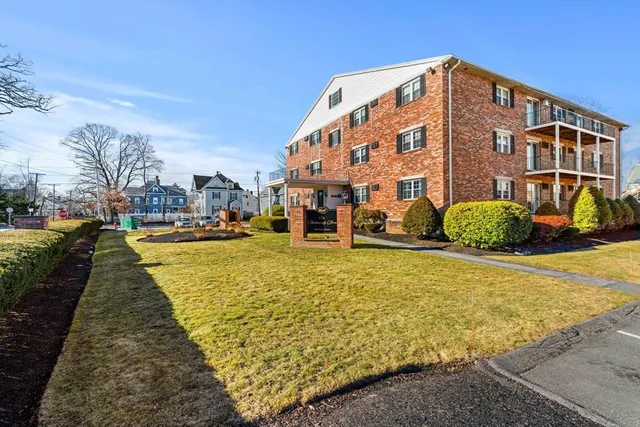 $2,400 | 305 Pine Street, Unit 8, Lowell, MA 01851