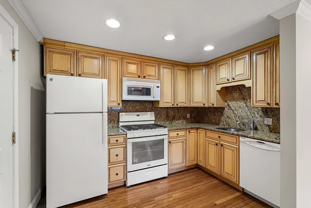 $2,400 | 305 Pine Street, Unit 8, Lowell, MA 01851