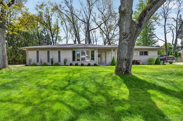 $439,900 | 6646 Yarborough Drive, Utica, MI 48316