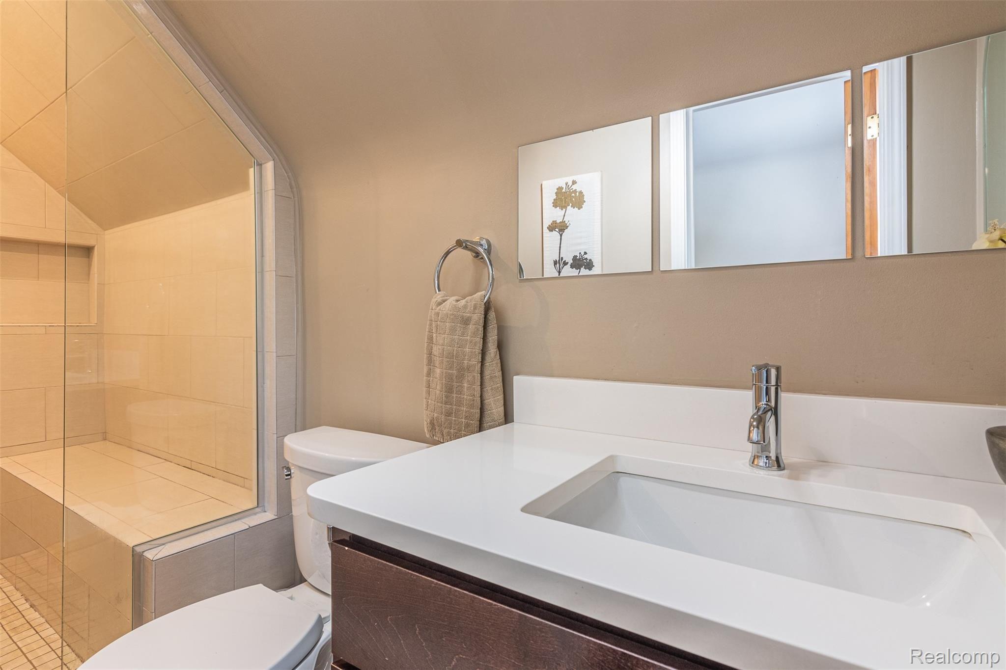 2023 Rosemont Road Berkley, MI 48072 - Photo 30 of 43 Master bath with quartz counters
